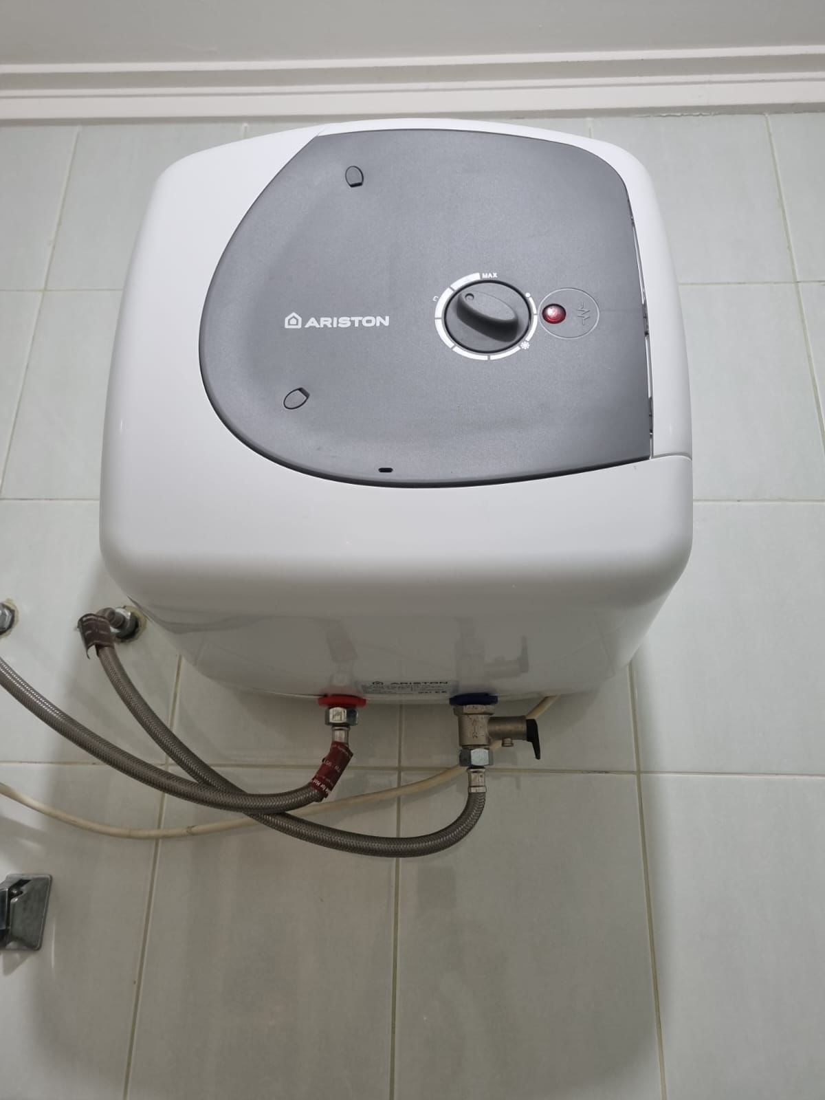 Dokumentasi service dan perbaikan unit Ariston